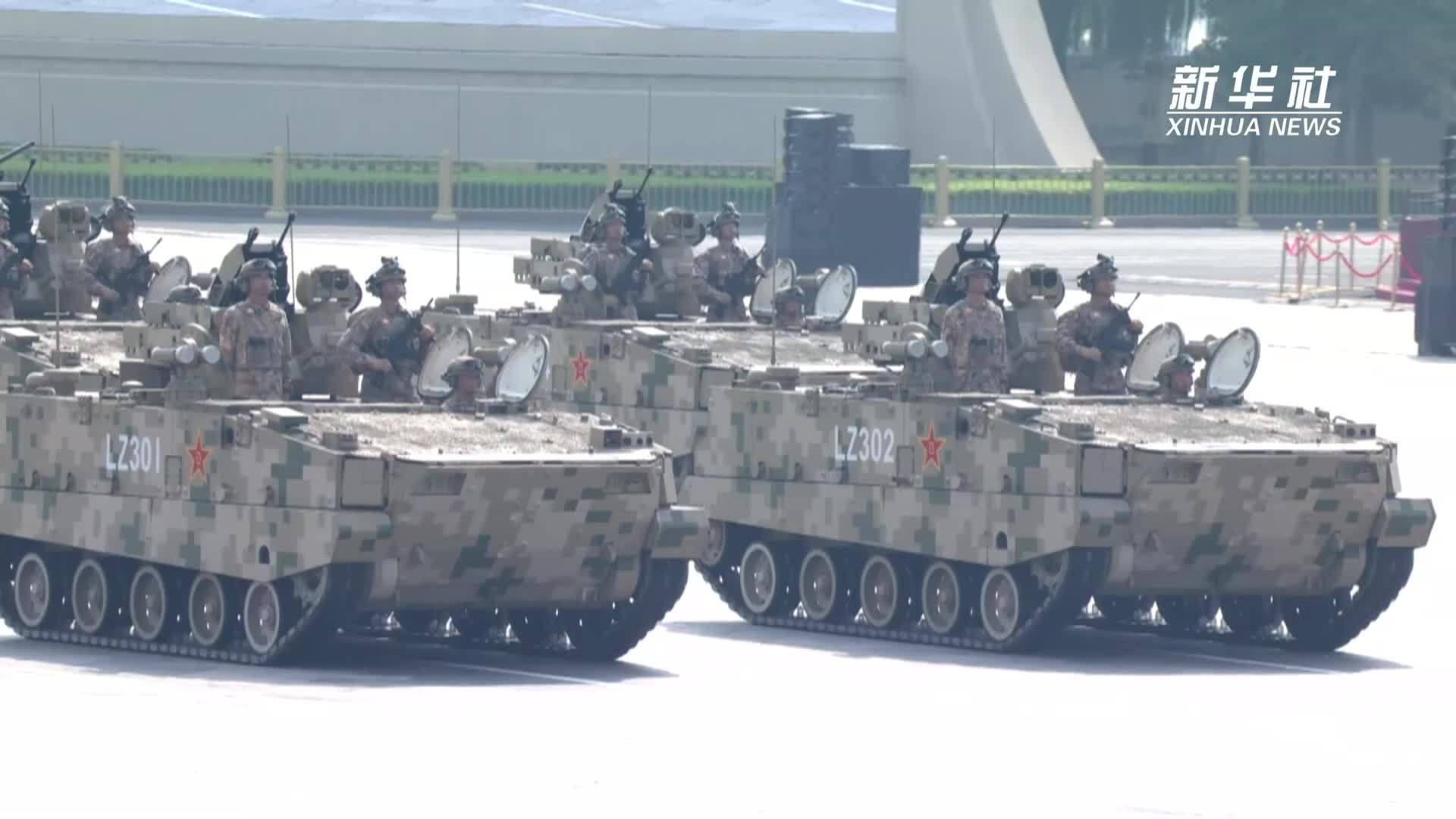 阅兵现场丨空降突击方队：快速反应纵深打击的“空降利刃”