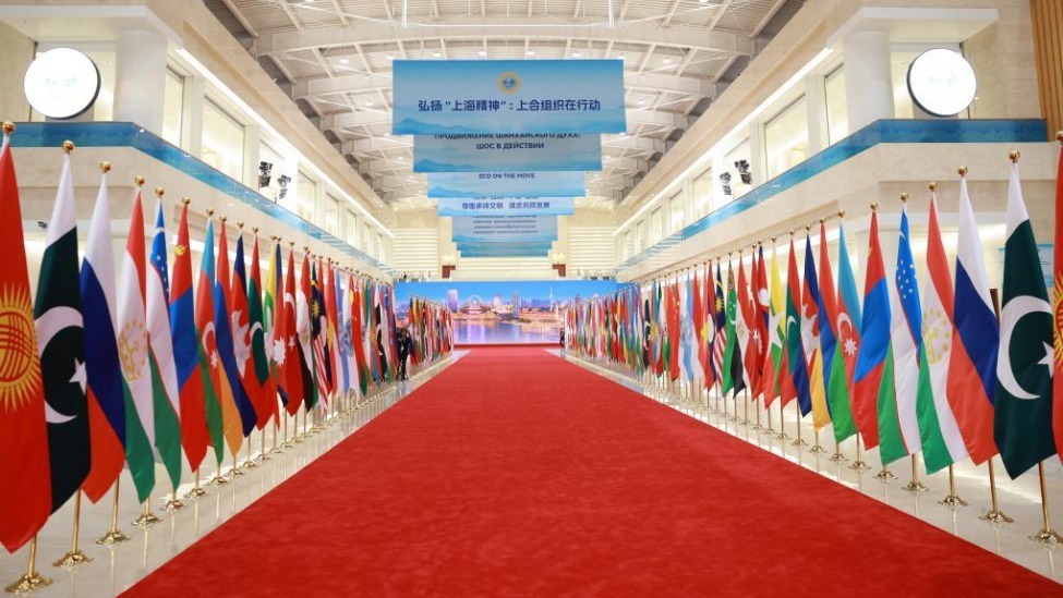 美国建小圈，中国搭大台，上合峰会没有老大只有共赢