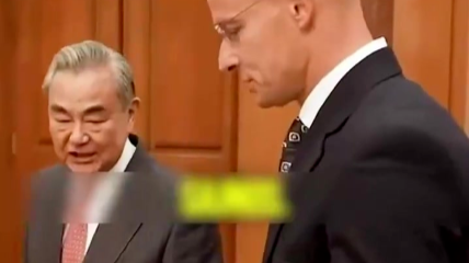 王毅送匈外长国产跑鞋，后者爱不释手，第一时间分享在社交媒体