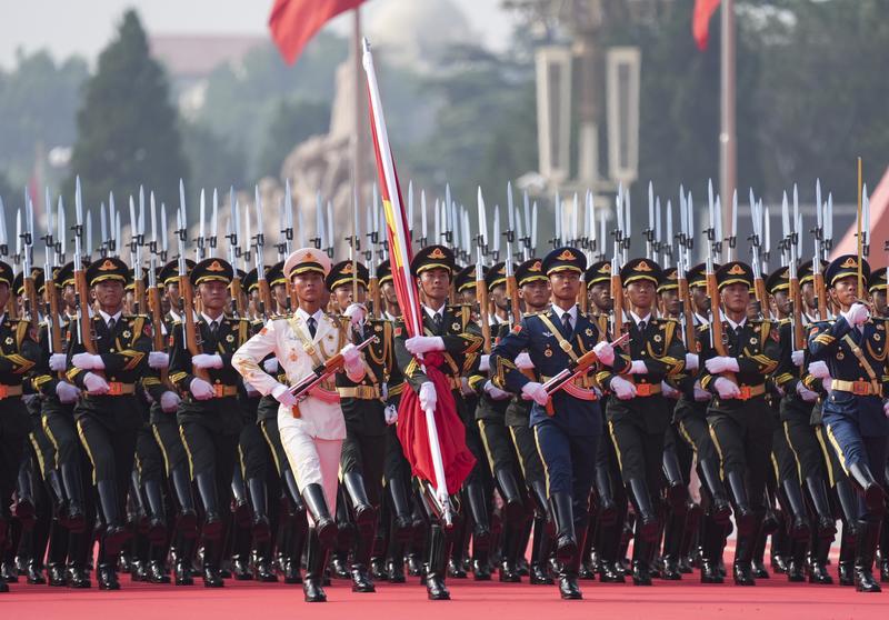 新华社照片，北京，2025年9月3日 9月3日，纪念中国人民抗日战争暨世界反法西斯战争胜利80周年大会在北京隆重举行。这是国旗护卫队在行进中。 新华社记者 万象 摄