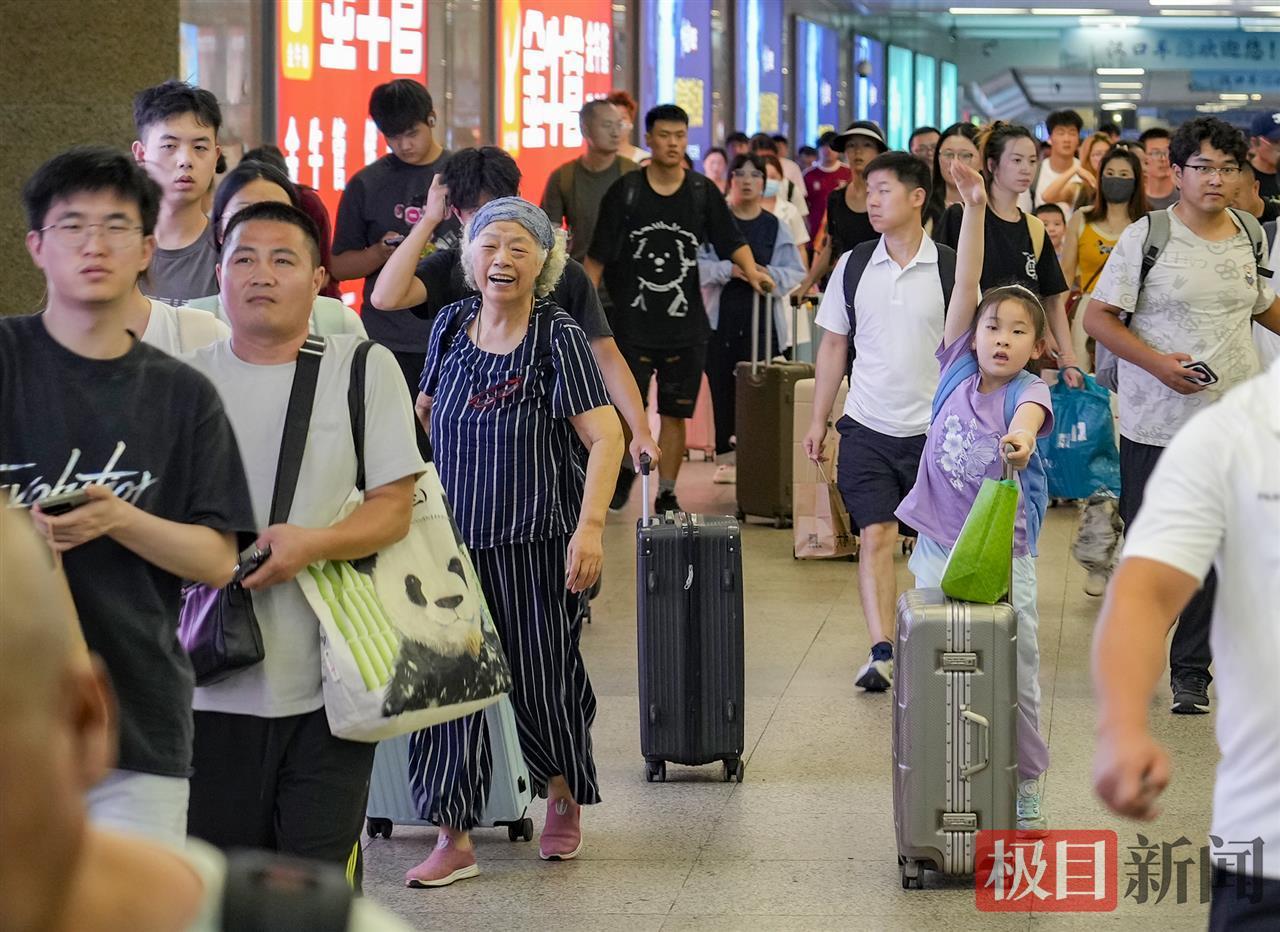 汉口火车站出口通道客流量大