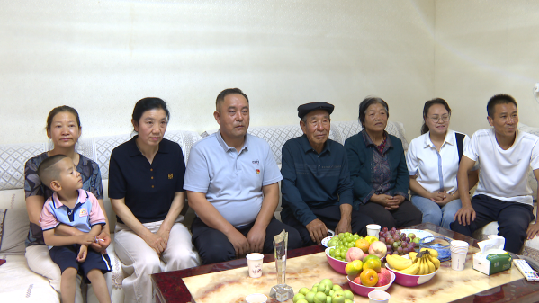 △杨钊家人围坐在一起观看阅兵仪式