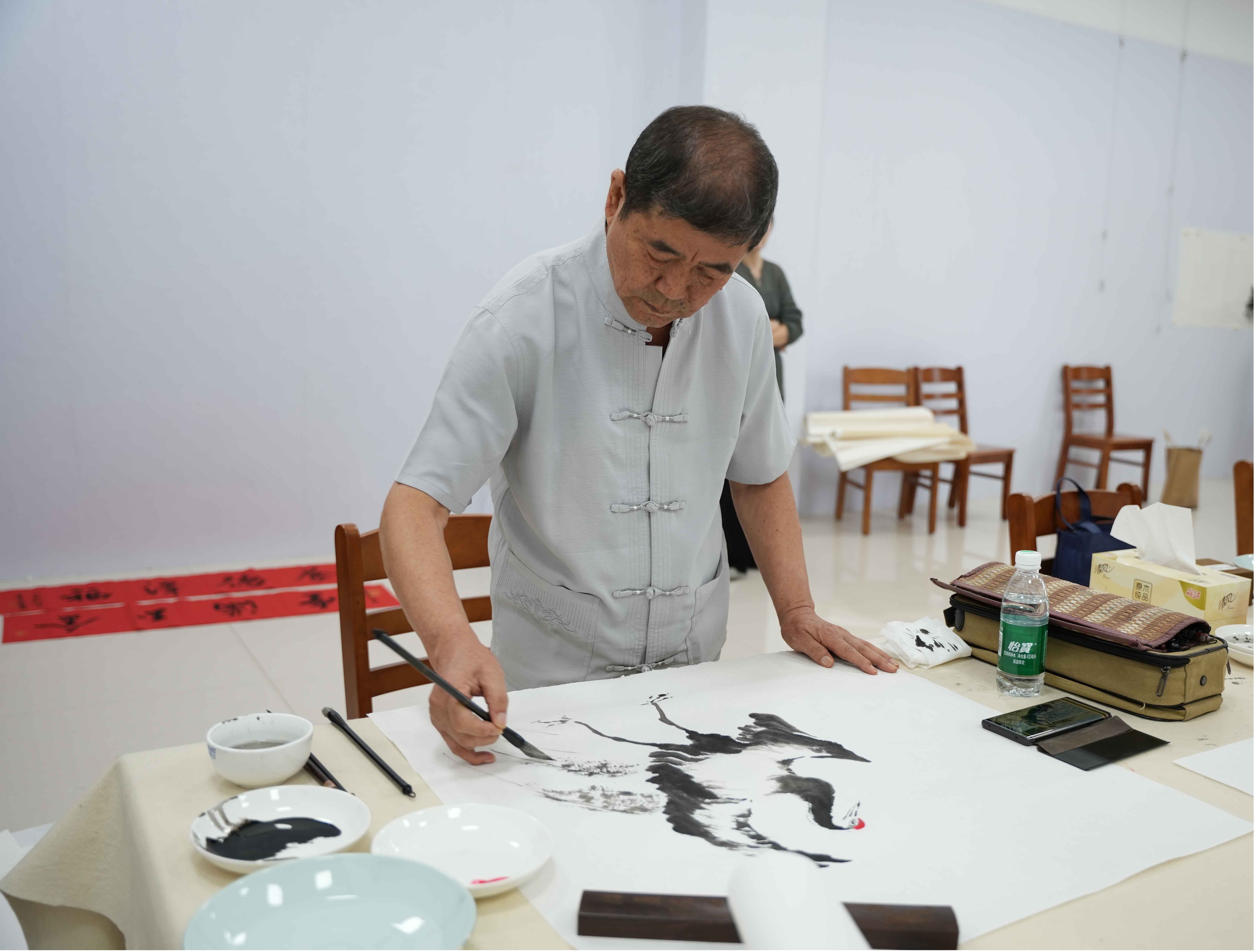 天津美协会员陈凤桐创作中。孙世伟 摄
