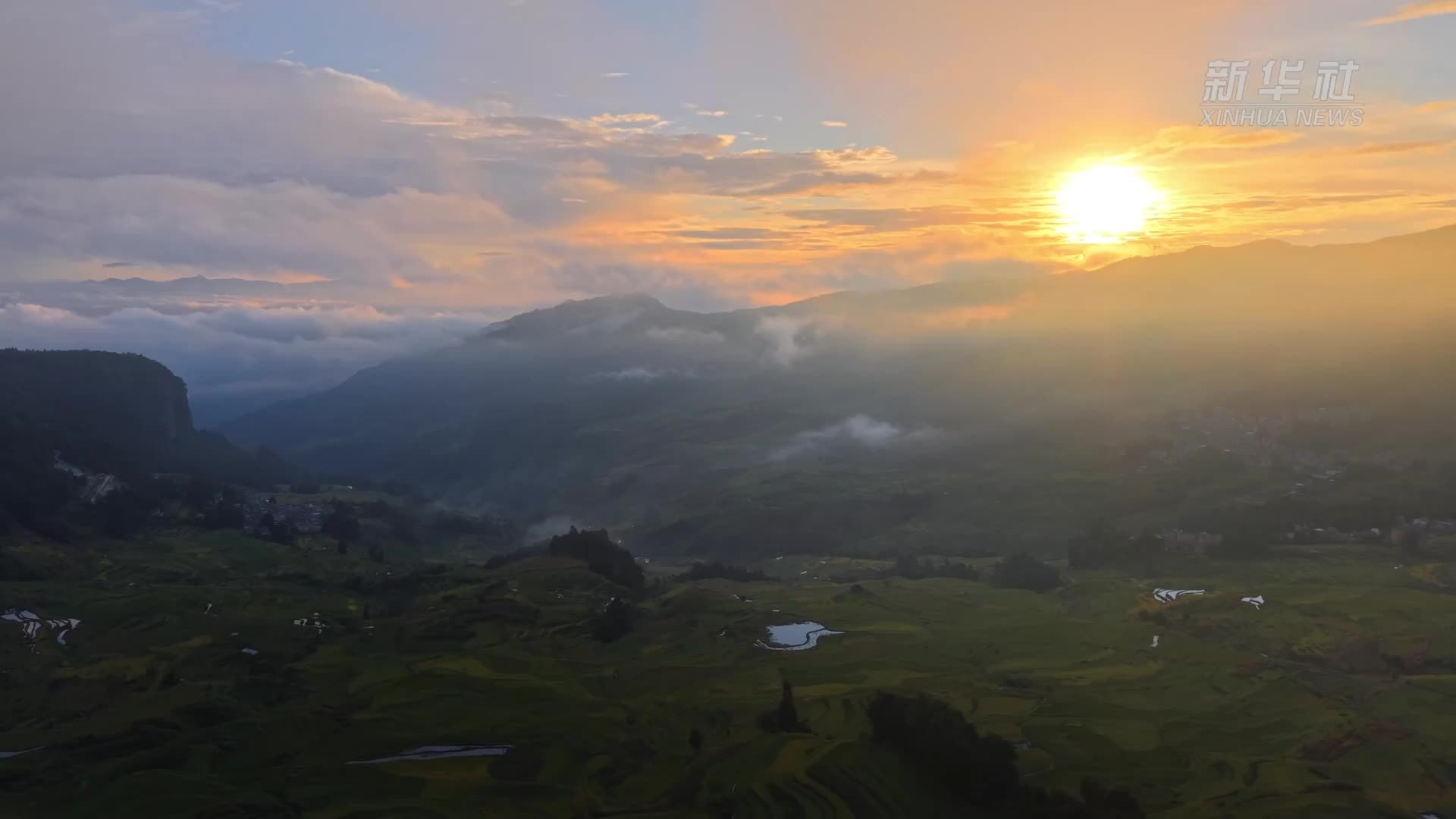 哈尼梯田：稻浪拂山脊 云纱掩村寨