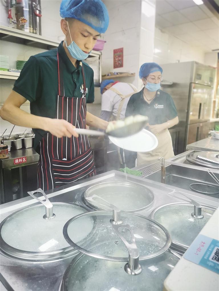 徐福贤在盛饺子