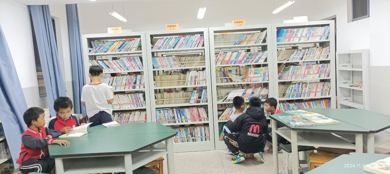 孩子们在图书馆看书