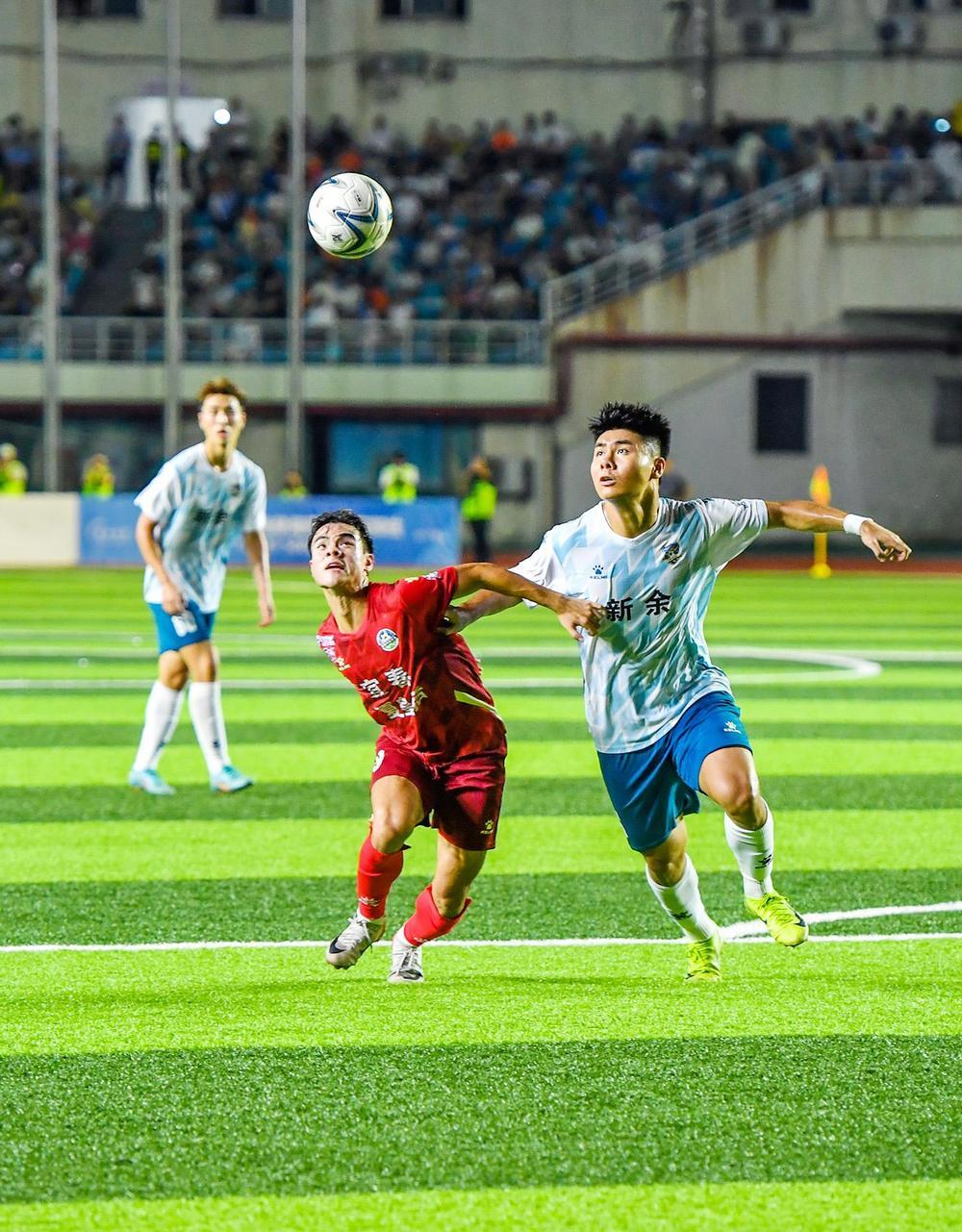 8月30日晚，新余市体育中心，“赣超”第八轮比赛，双方运动员在激烈拼抢。 （本报记者 周 亮 摄）