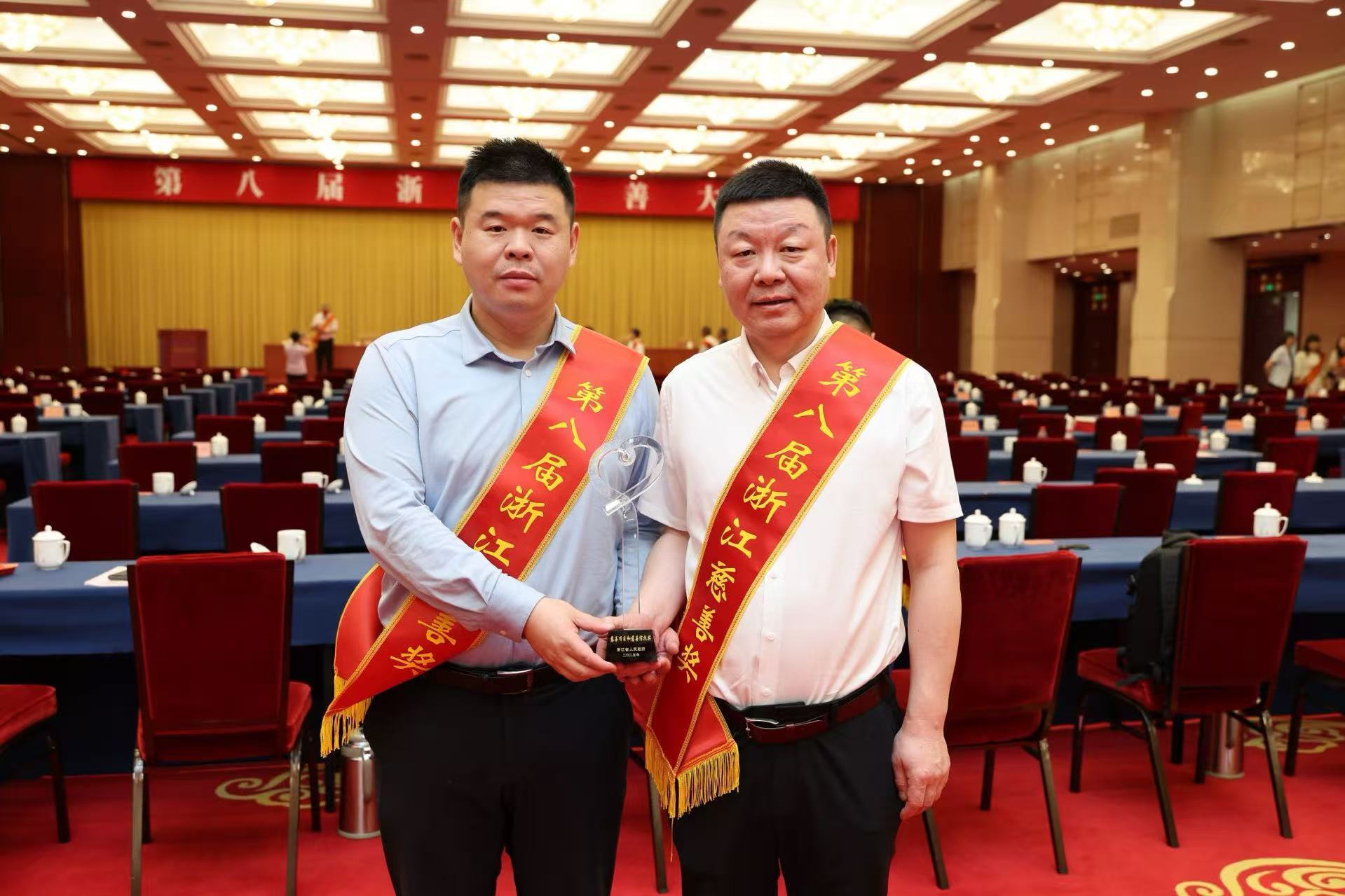 宁波市第六医院院长、党委副书记王欣(右),宁波市第六医院党委委员、牵手工程项目负责人徐吉海(左)