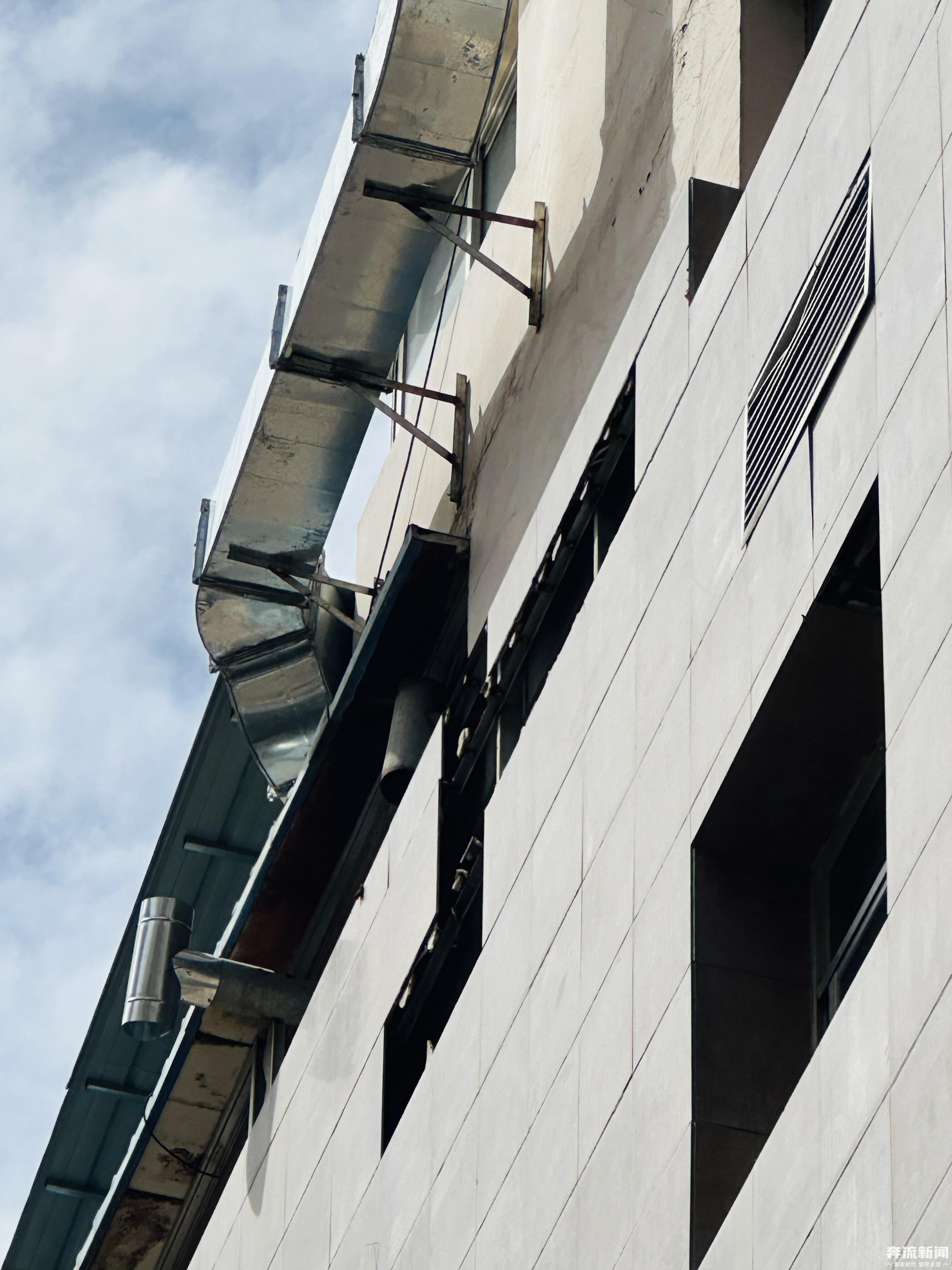 大厦外墙瓷砖脱落 学生行人通行存隐患