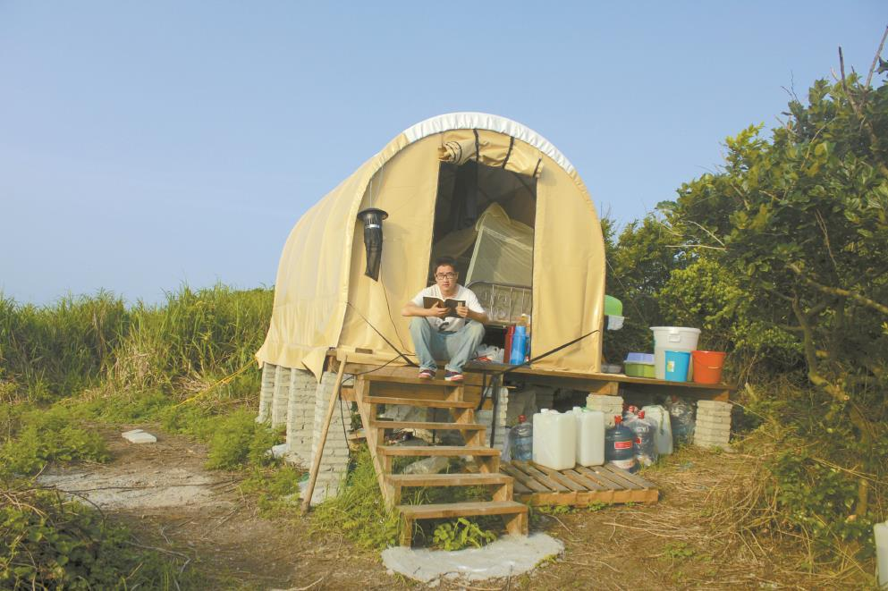 丁鵬在海島上讀書的情景