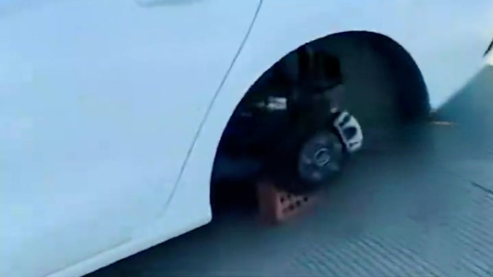 高铁站旁多辆车4轱辘被偷，一排车“光脚”垫砖停路边，幸免车主：没被偷的那部便宜车是我的