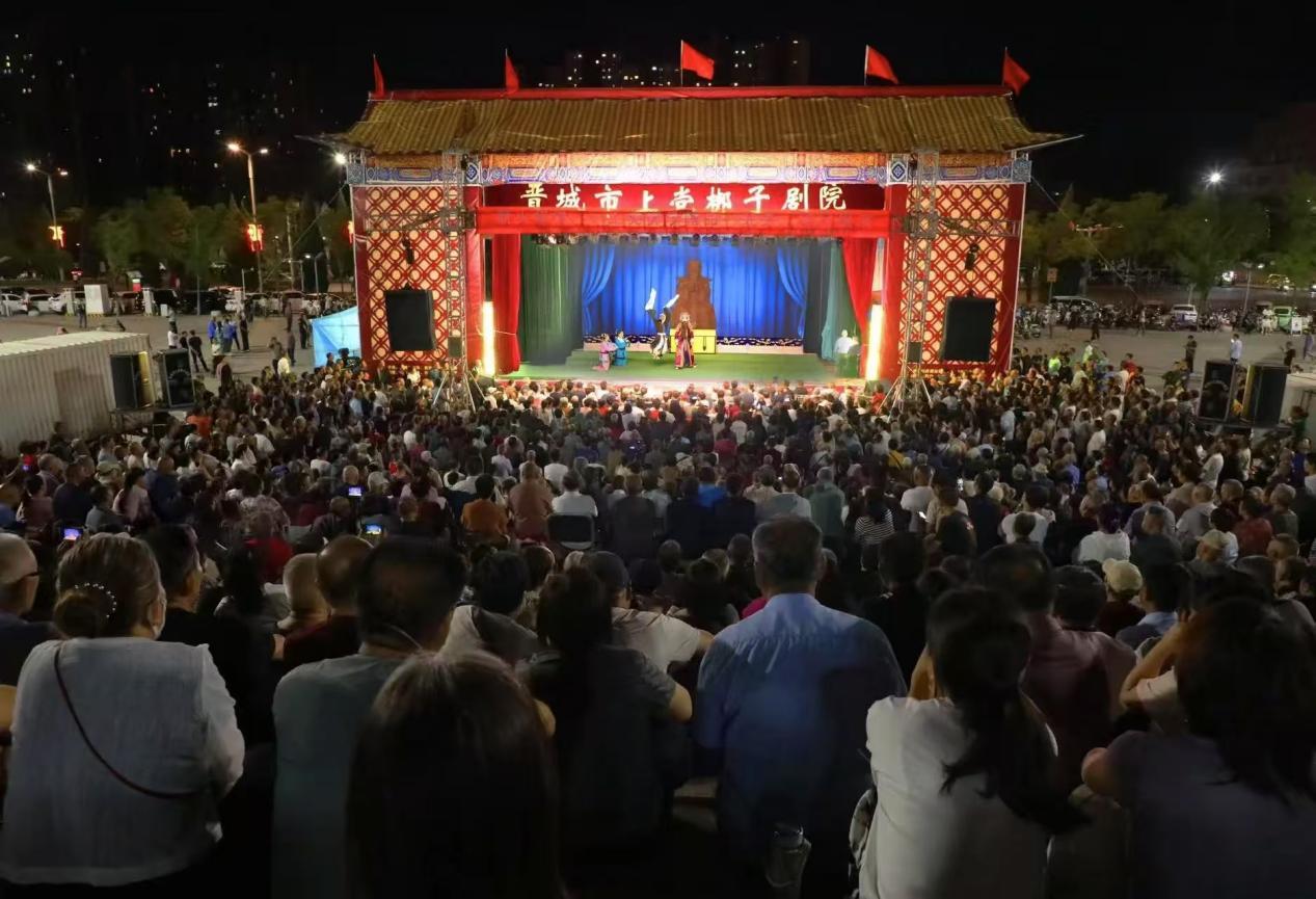 市民观看名角表演