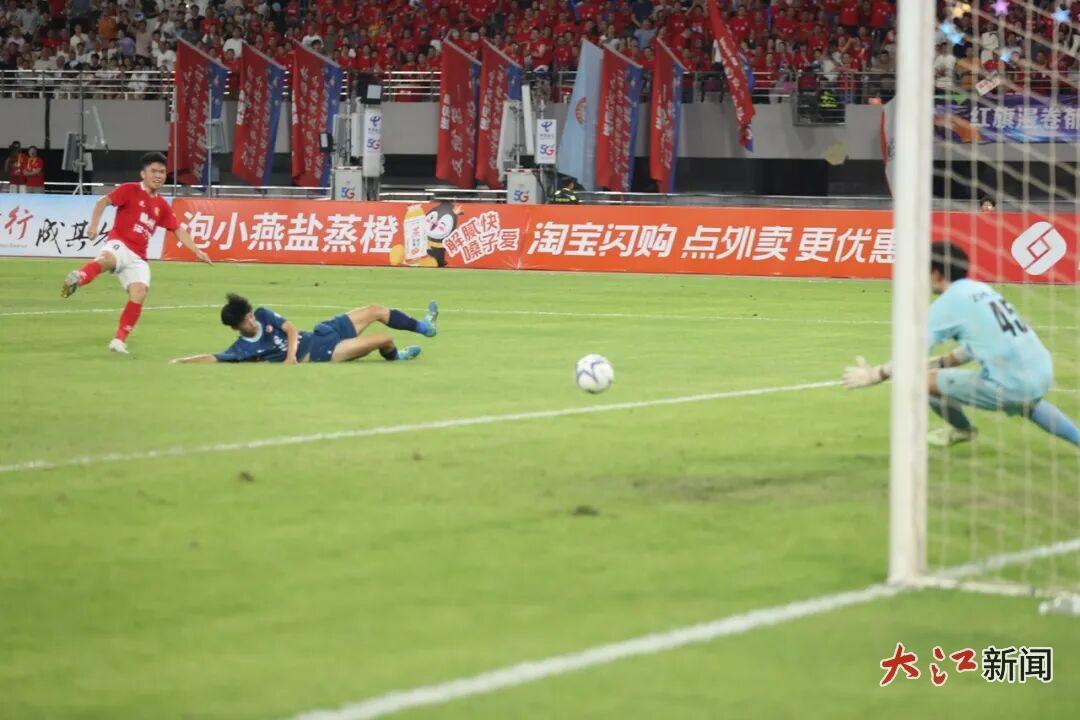 比赛射门瞬间