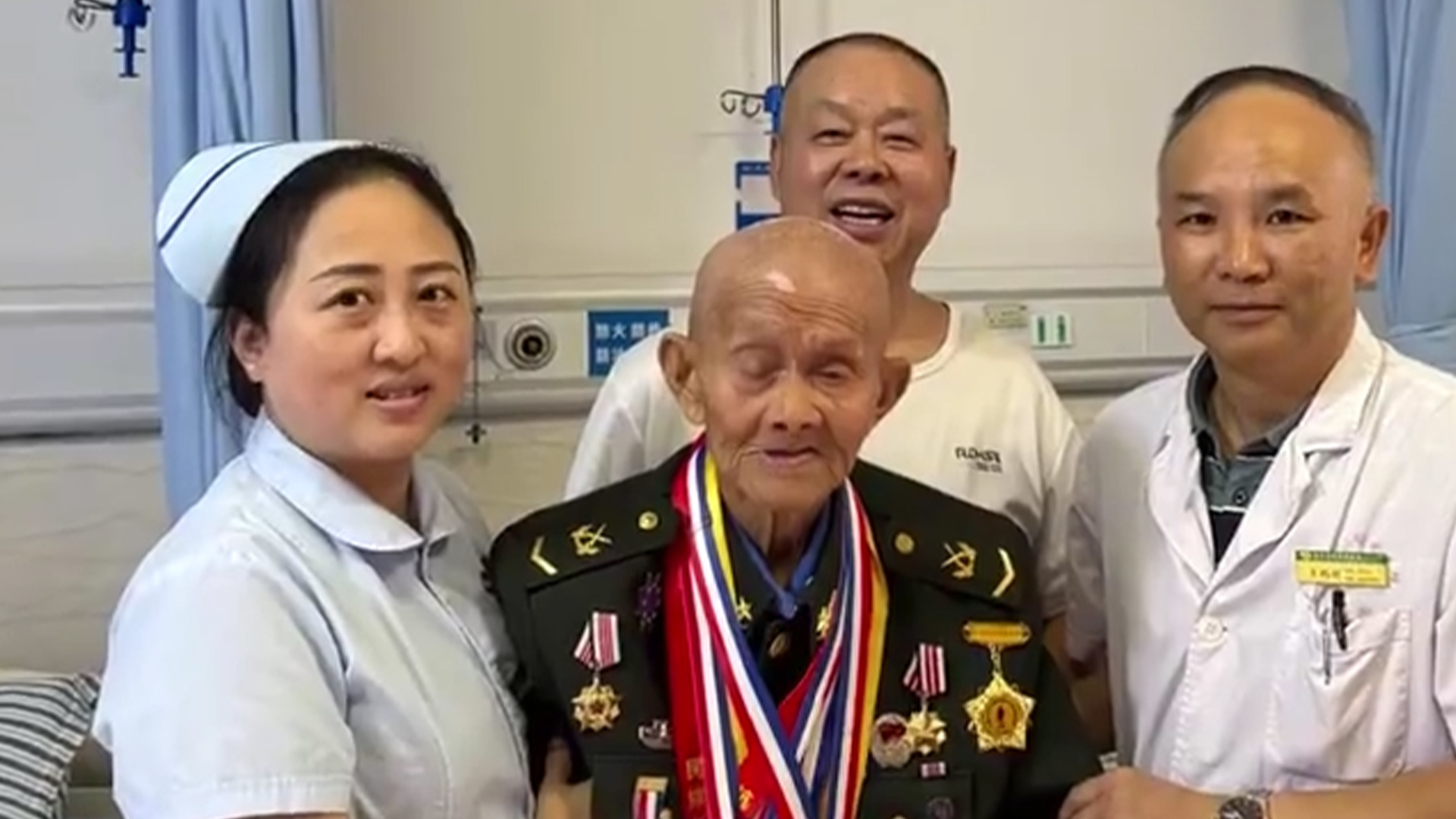 102岁老兵看完阅兵后去世，官方回应：确有此事，此前已在重症监护室住了很久，家属：他曾与日寇战斗三天三夜