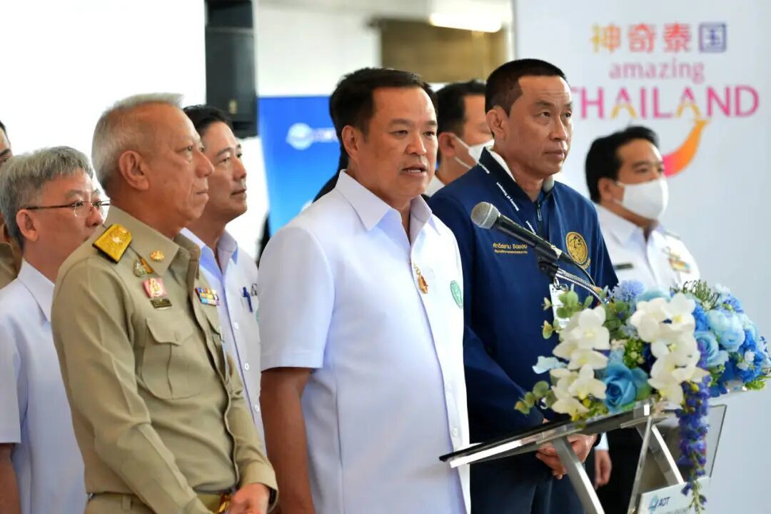 2023年1月9日,阿努廷(前中)出席欢迎仪式迎接中国游客(图源:新华社)