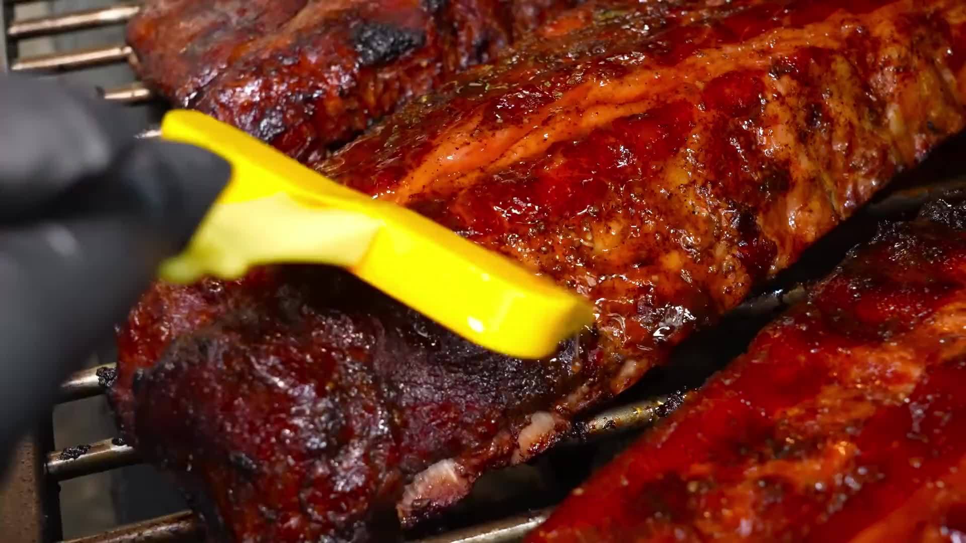 每月卖出2吨肉的德州烤肉店，从白天炭烤到晚上，烤出了肉的灵魂