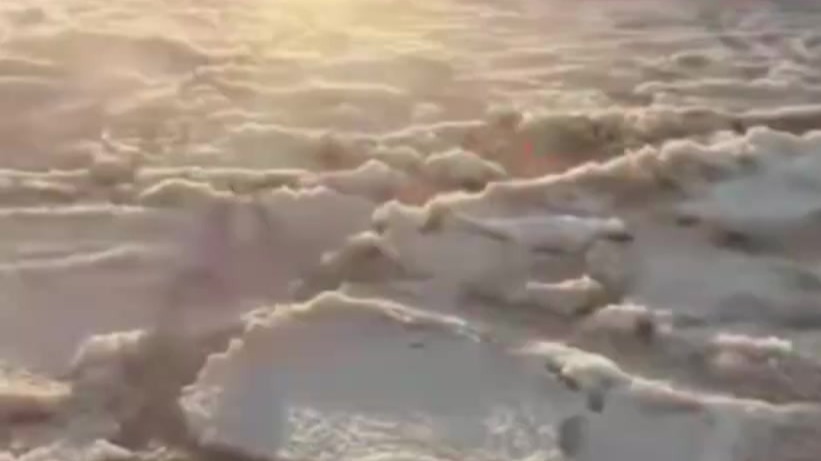 甘肃一地突降冰雹堆积后深及膝盖　远看白茫茫一片如雪地