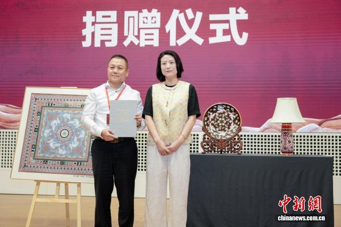纪华磊(左)将《六和圆满》赠予苏州博物馆馆藏，苏州博物馆党总支书记、馆长谢晓婷代表接收。常沙娜工作室供图