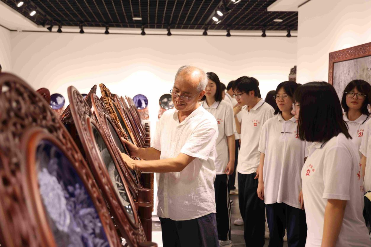 英华学子开学第一课：走进刻瓷博物馆，探寻非遗之美