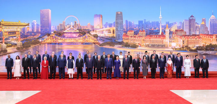 8月31日晚，国家主席习近平和夫人彭丽媛在天津梅江会展中心举行宴会，欢迎来华出席2025年上海合作组织峰会的国际贵宾。这是宴会前，习近平和彭丽媛同贵宾们集体合影留念。新华社记者 黄敬文 摄