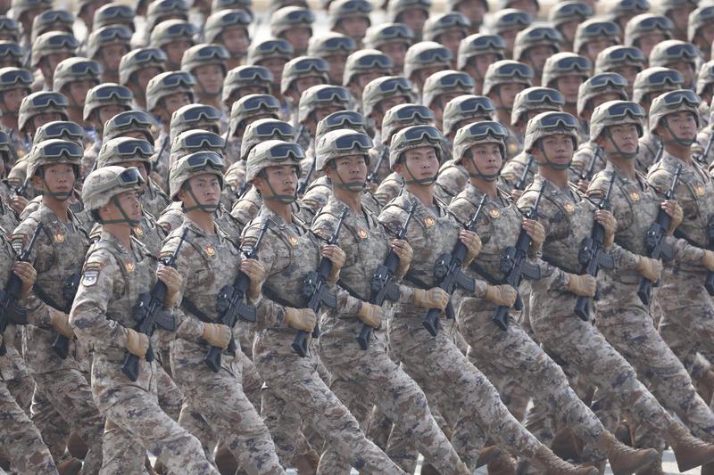 新华社照片，北京，2025年9月3日 9月3日，纪念中国人民抗日战争暨世界反法西斯战争胜利80周年大会在北京隆重举行。这是预备役部队方队接受检阅。 新华社记者 陈斌 摄