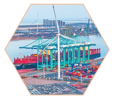 一艘集装箱货轮停靠在天津港,即将前往巴基斯坦。天津港集团供图