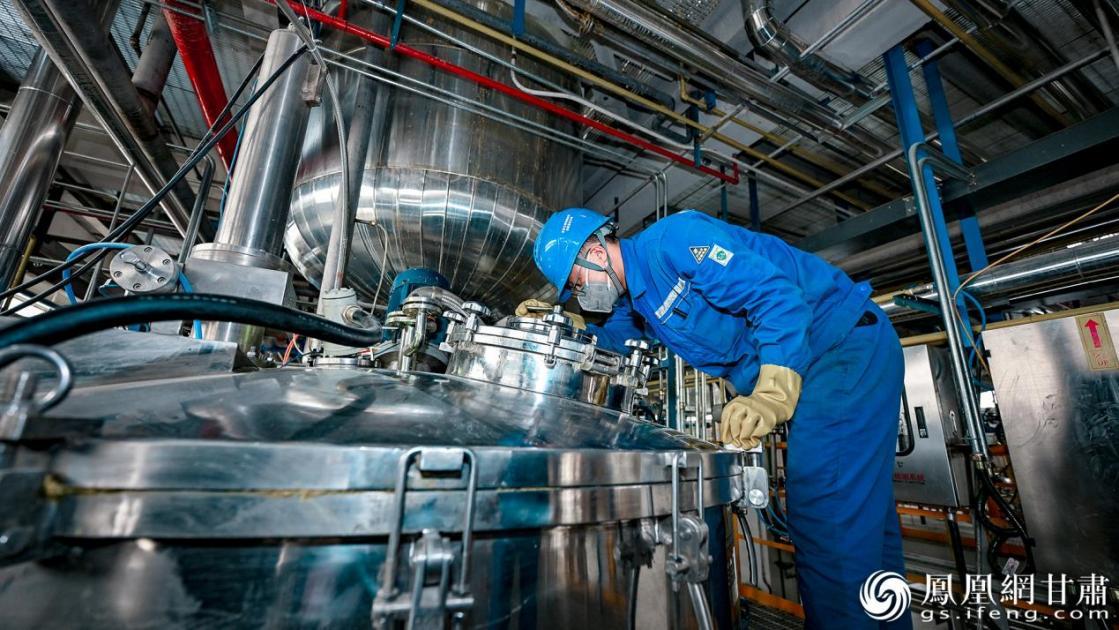 甘肃艾利特新材料有限责任公司员工忙碌在一线