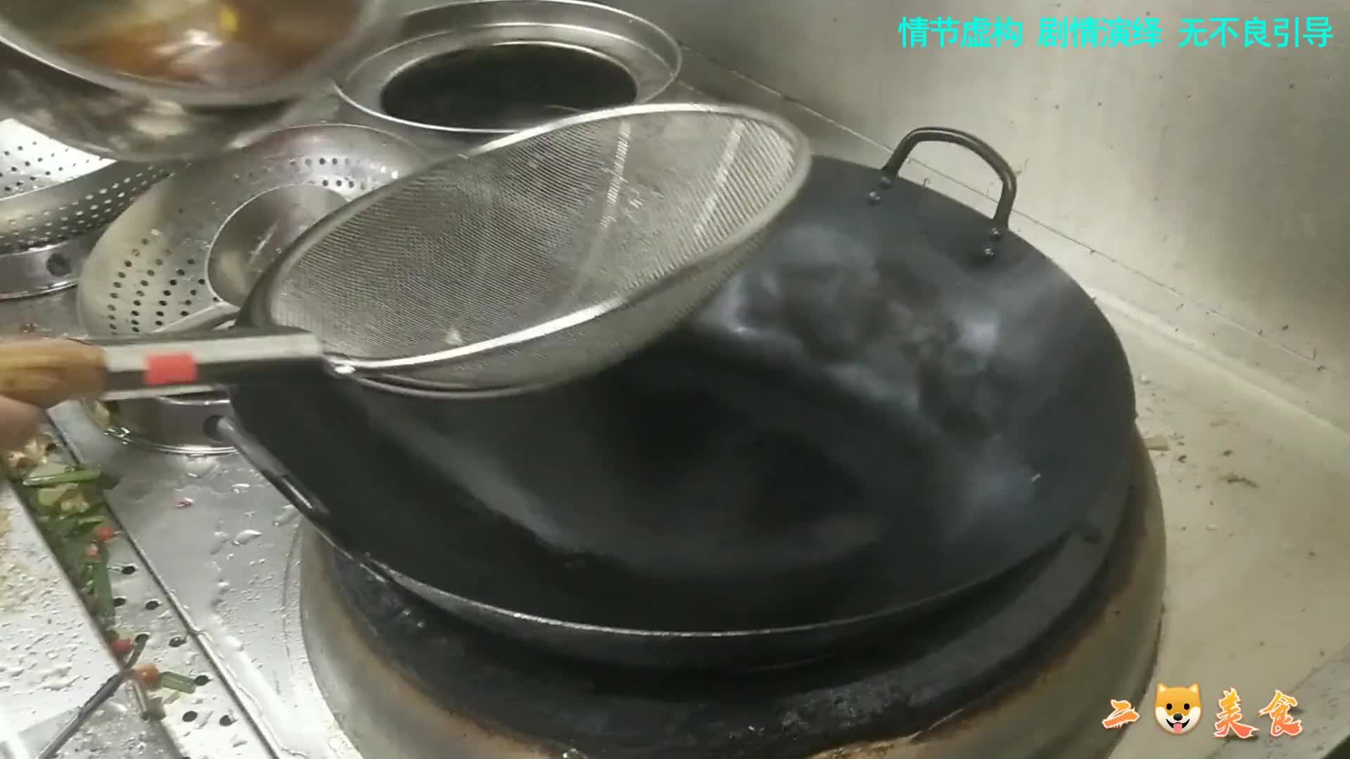 饭店新来的厨师长工资28000，看他炒个茄子，这技术太牛了