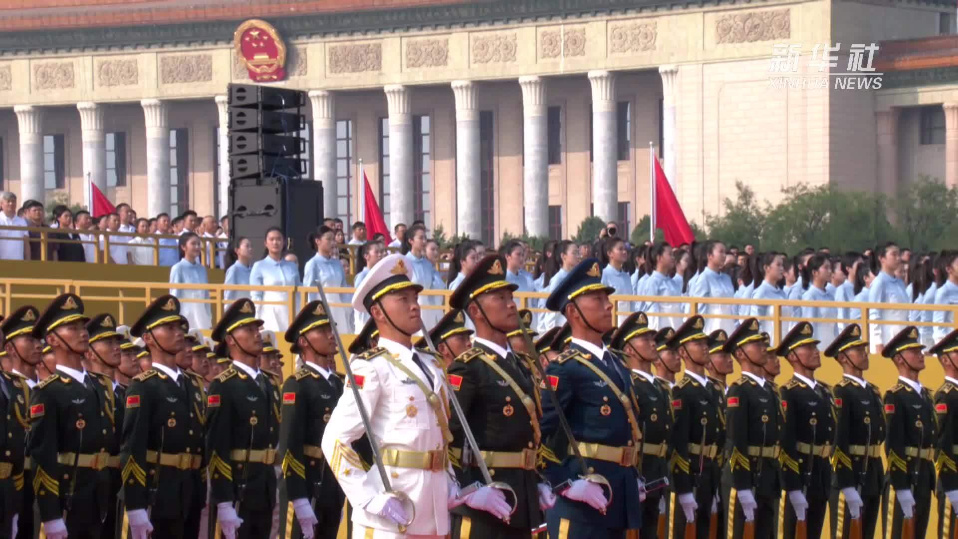 阅兵现场丨联合军乐团奏响《义勇军进行曲》 五星红旗冉冉升起