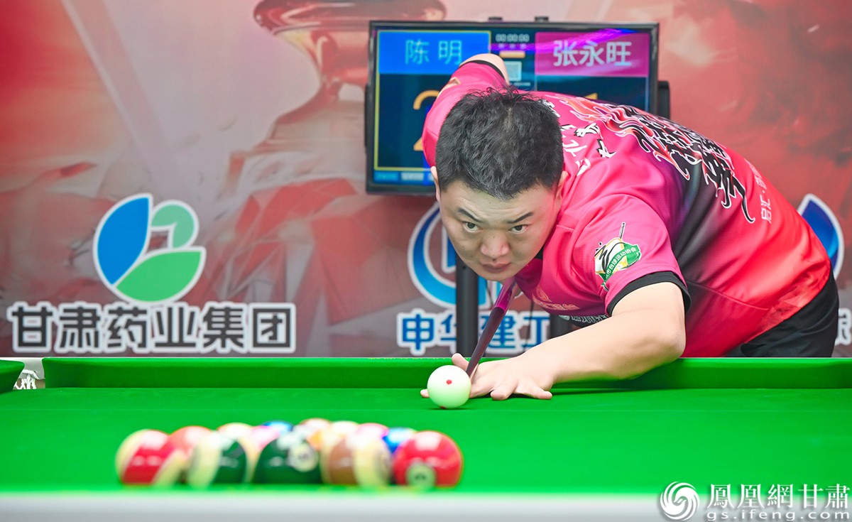 赛场上选手俯身架杆，全神贯注瞄准击球角度。