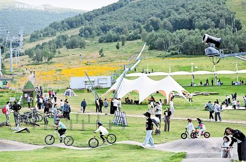 8月24日，太舞滑雪小镇迎来大批游客。 本报记者 王伟宏摄