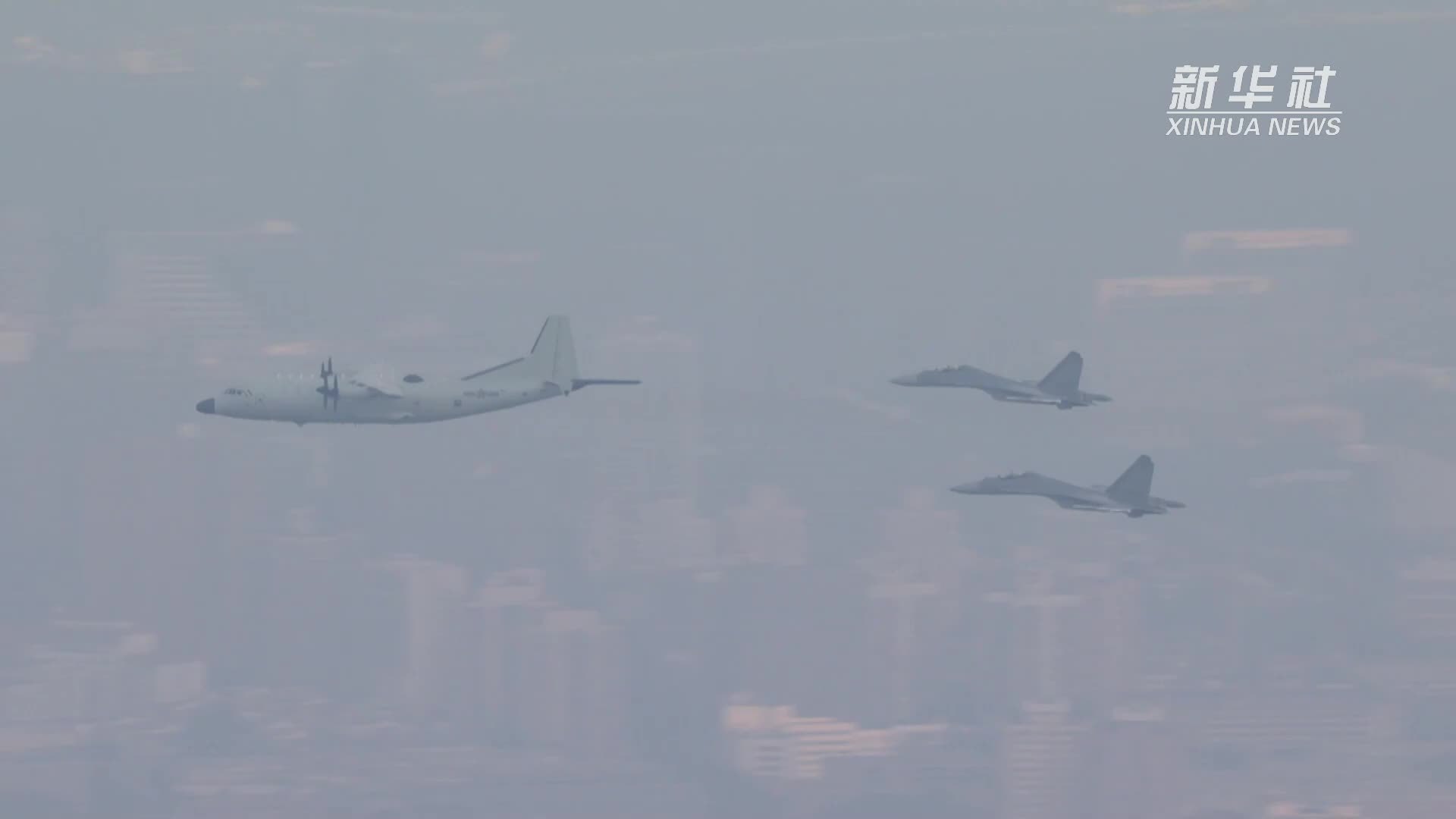 阅兵现场丨特种机梯队：海军空军新型特种支援力量首次集体亮相