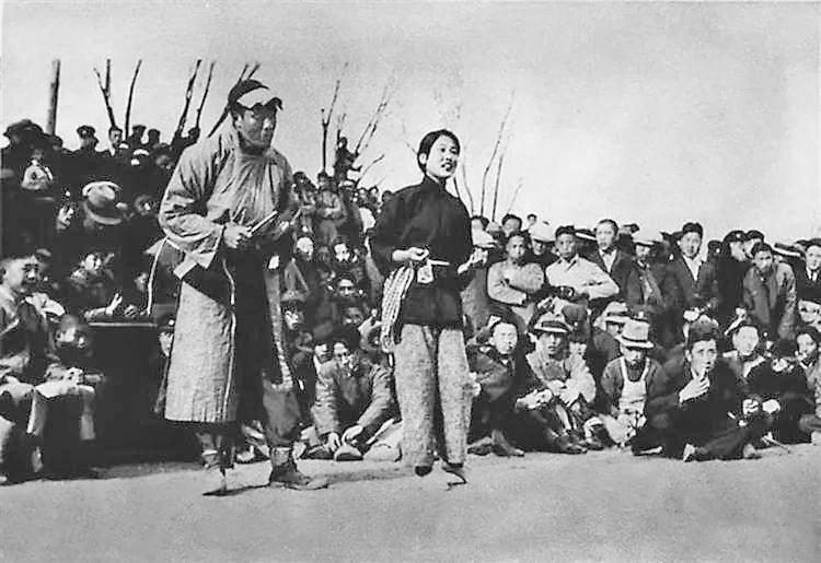1937年，崔嵬、张瑞芳在街头演出《放下你的鞭子》。