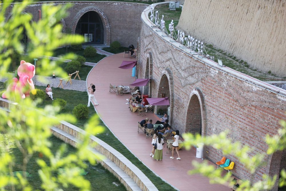 8月13日，人们在甘肃省定西市安定区青岚山乡的一家窑洞咖啡馆休闲。新华社发（王克贤　摄）