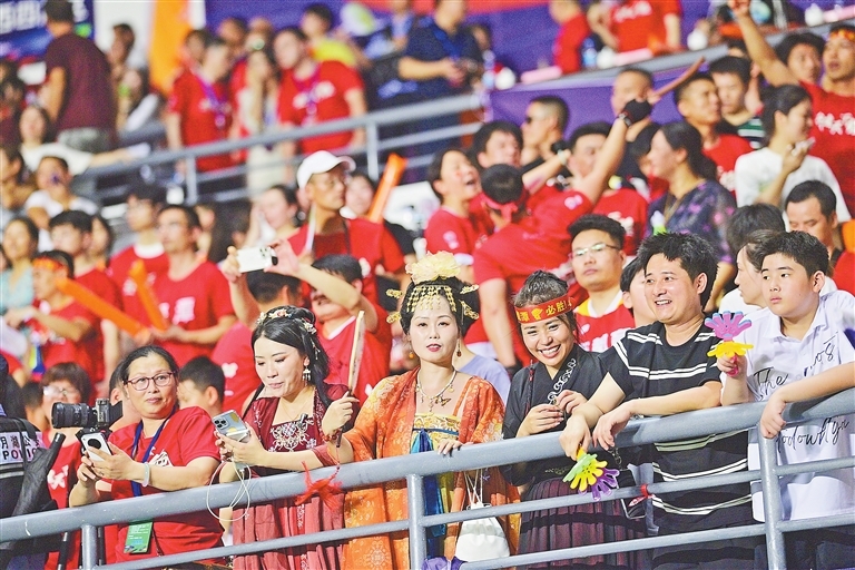 8月2日，鹰潭市体育中心体育场，身着汉服的球迷正在观赛，脸上难掩兴奋。