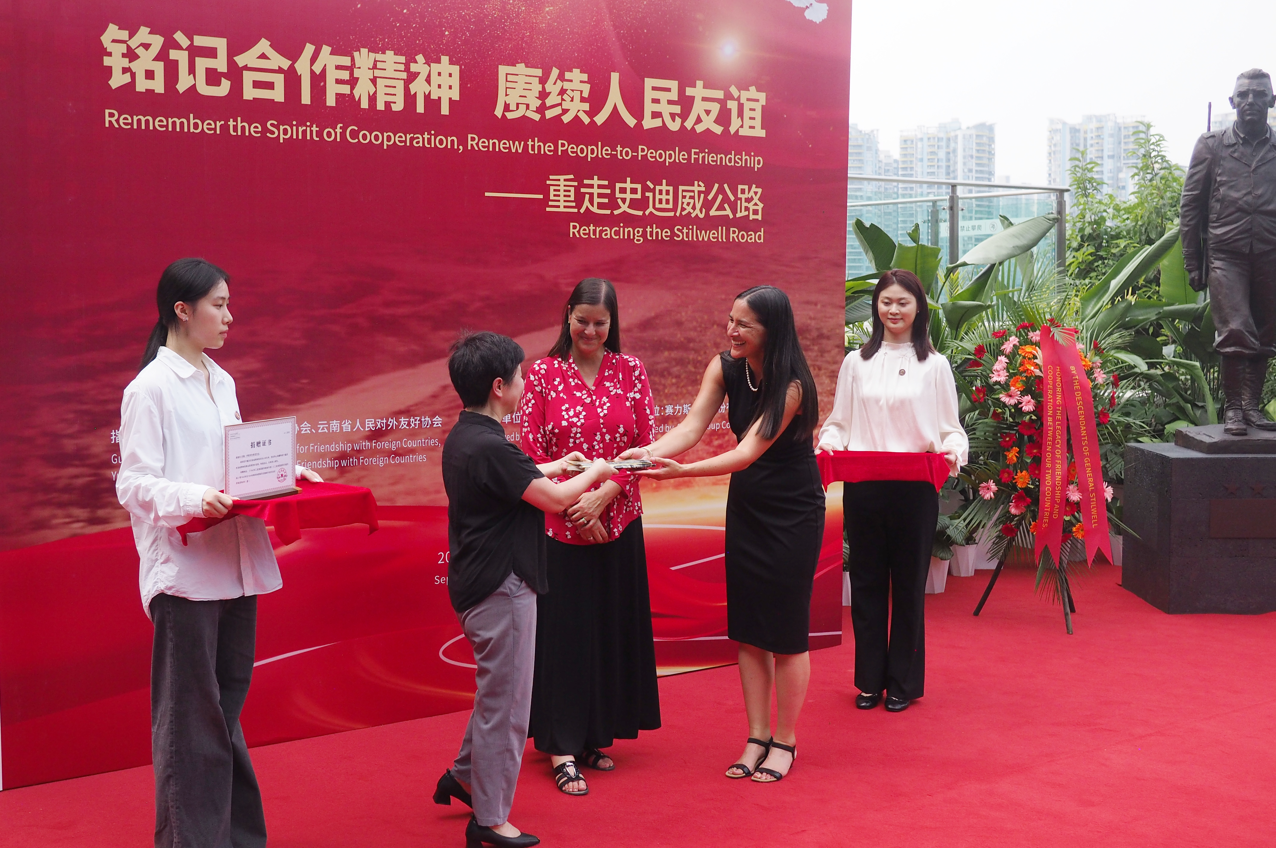 南希·米尔沃德和苏珊·科尔向陶燕捐赠历史资料。