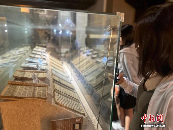 9月4日，图为台青拍摄岐黄中医药文化博物馆内展出的古代医学书籍。王牧雨　摄