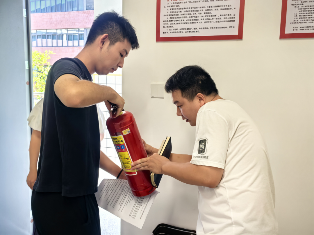 工作人员检查灭火器。