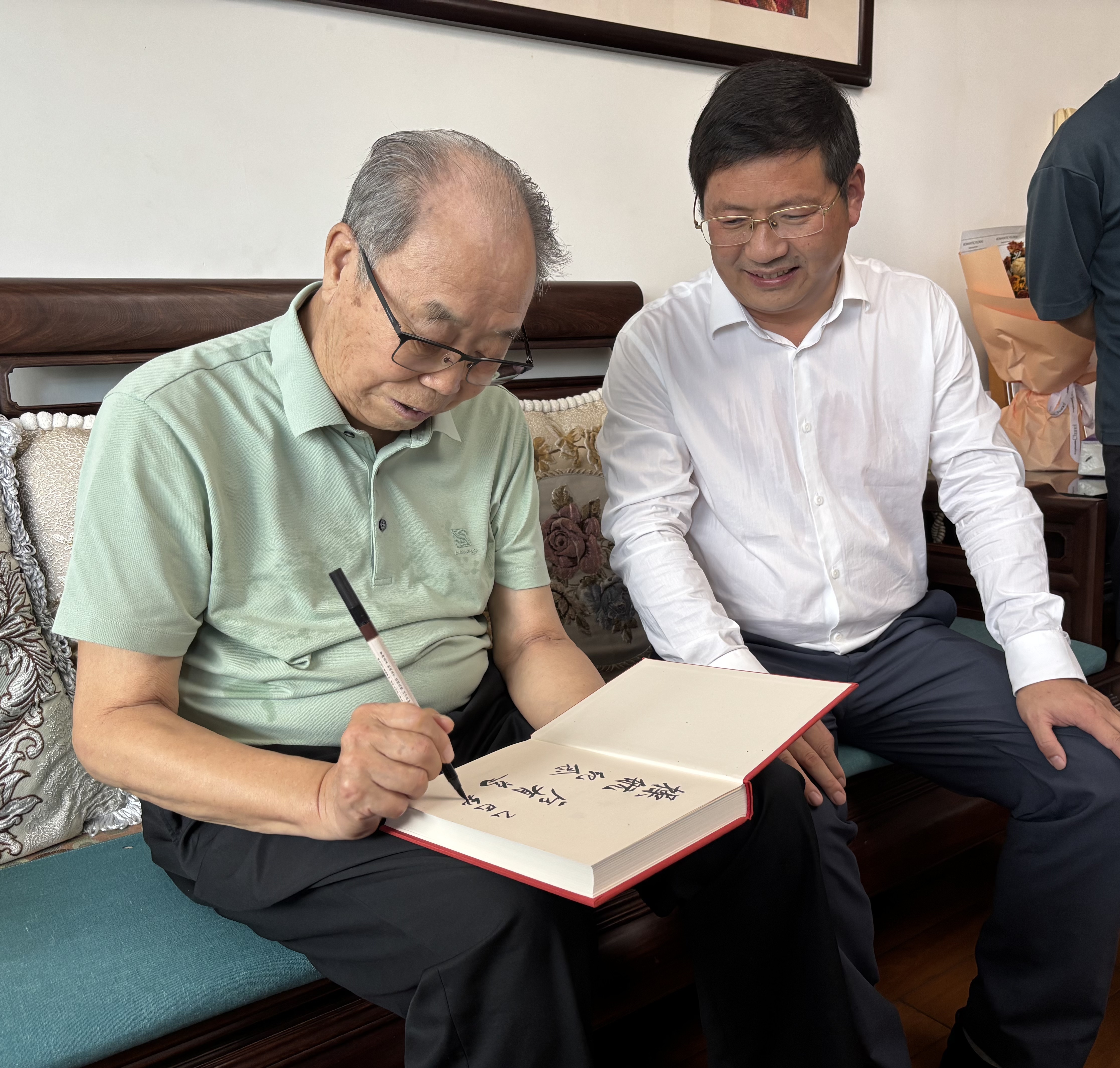 深圳长青诗社与房县共话诗经黄酒文化 共商合作发展途径