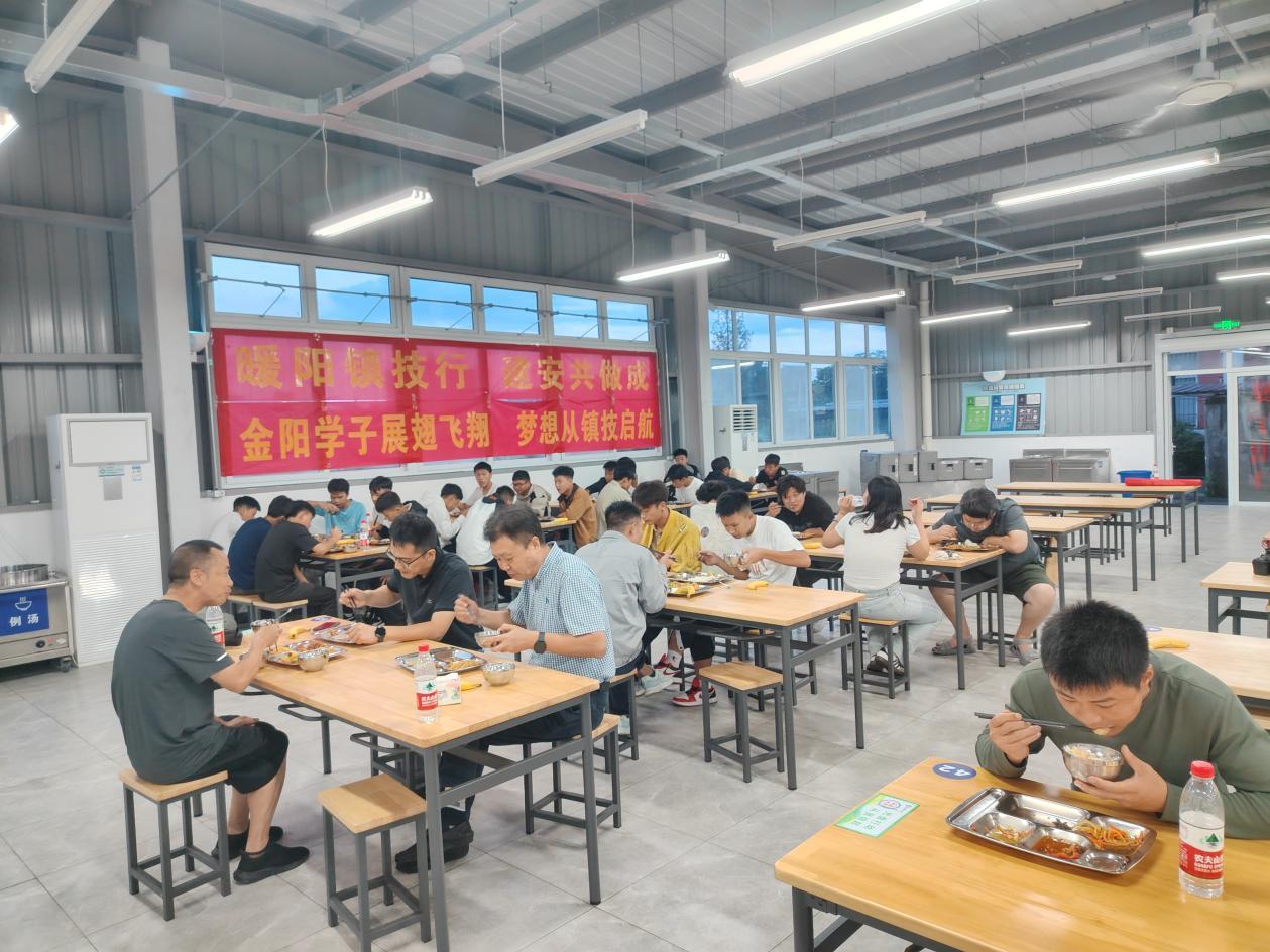 (图为学生们在镇海技工学校食堂用餐)