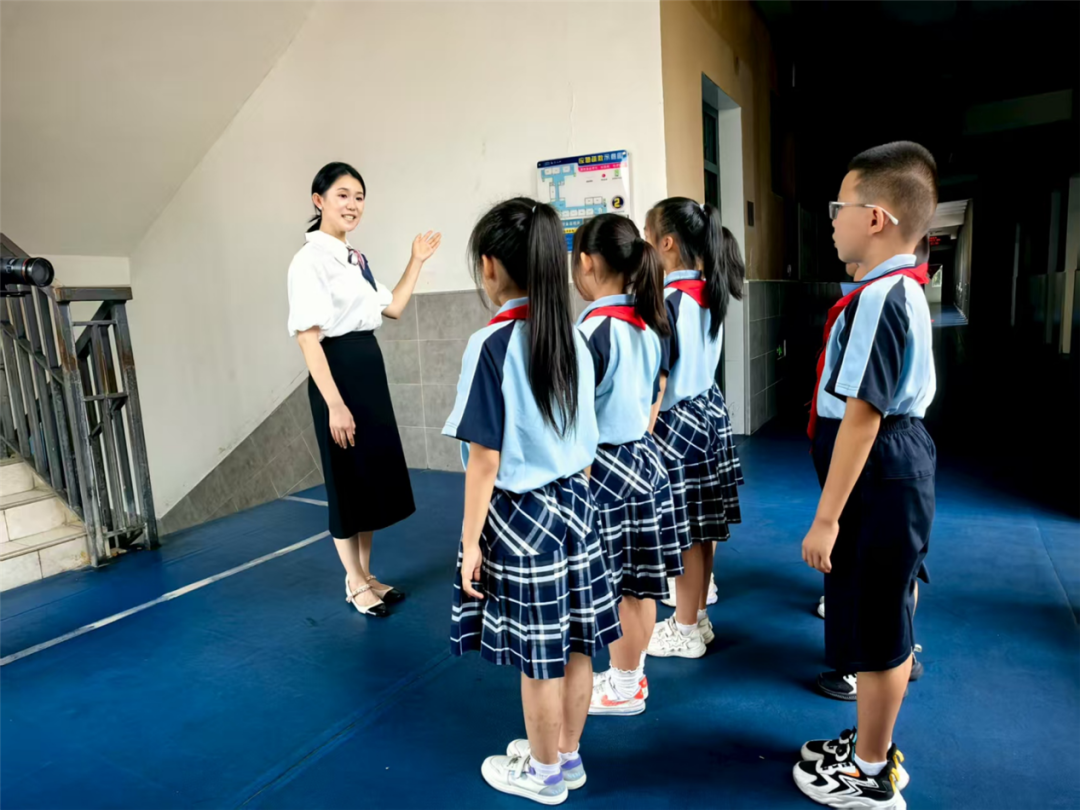 应急科普讲师以互动的形式向学生宣讲安全知识。