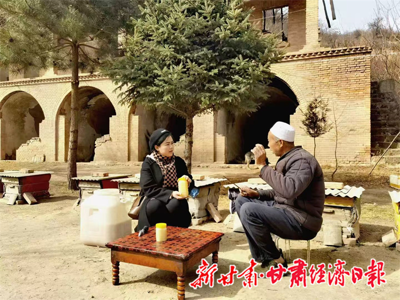 大寨乡干部和蜂农马长生研究蜂蜜销售情况