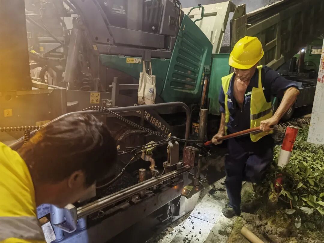 图为夜间施工现场。