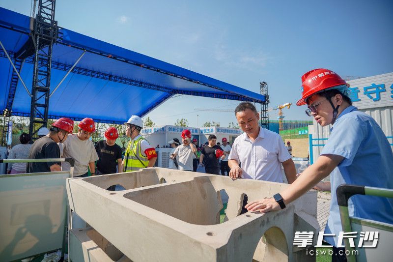 百余家企业单位代表观摩智能建造、绿色建造、质量标准化等创新成果。