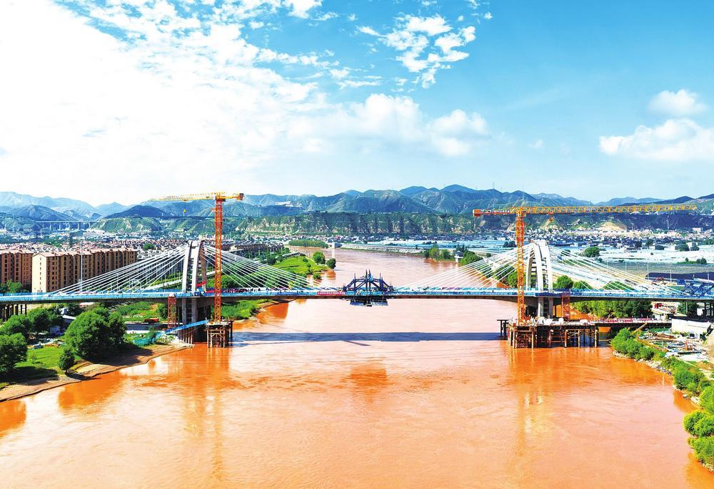 8月29日，兰州什川黄河大桥顺利完成中跨合龙。该项目起点位于皋兰县什川镇“林隐天下”小区东侧，终点接黄河西岸皋什公路，全长2516米。大桥建成后，将极大便利黄河两岸群众出行，有效连通什川镇与皋兰县、兰州新区。