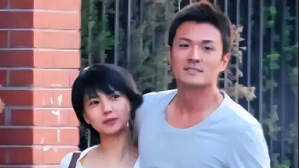 与高圆圆分手后，不温不火没有绯闻，年过40娶旺夫妻子后爆红封面图