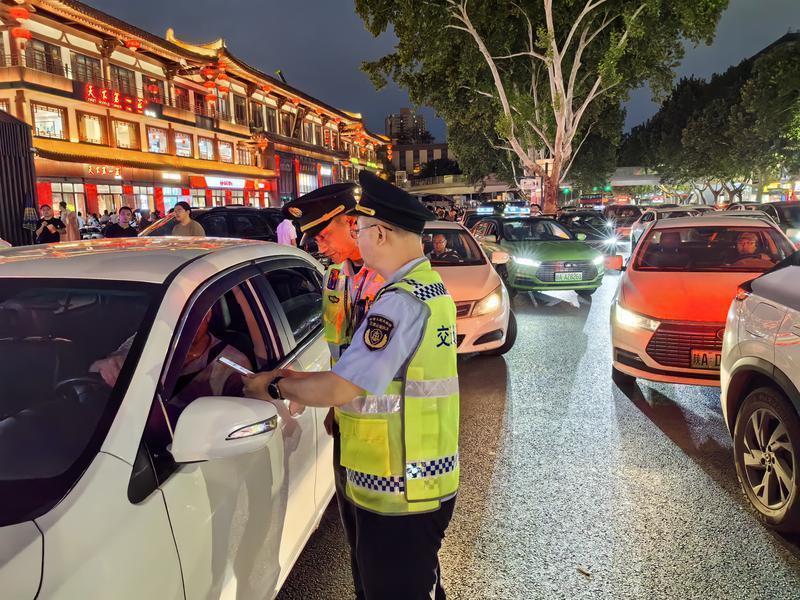 执法人员正在检查。受访单位供图