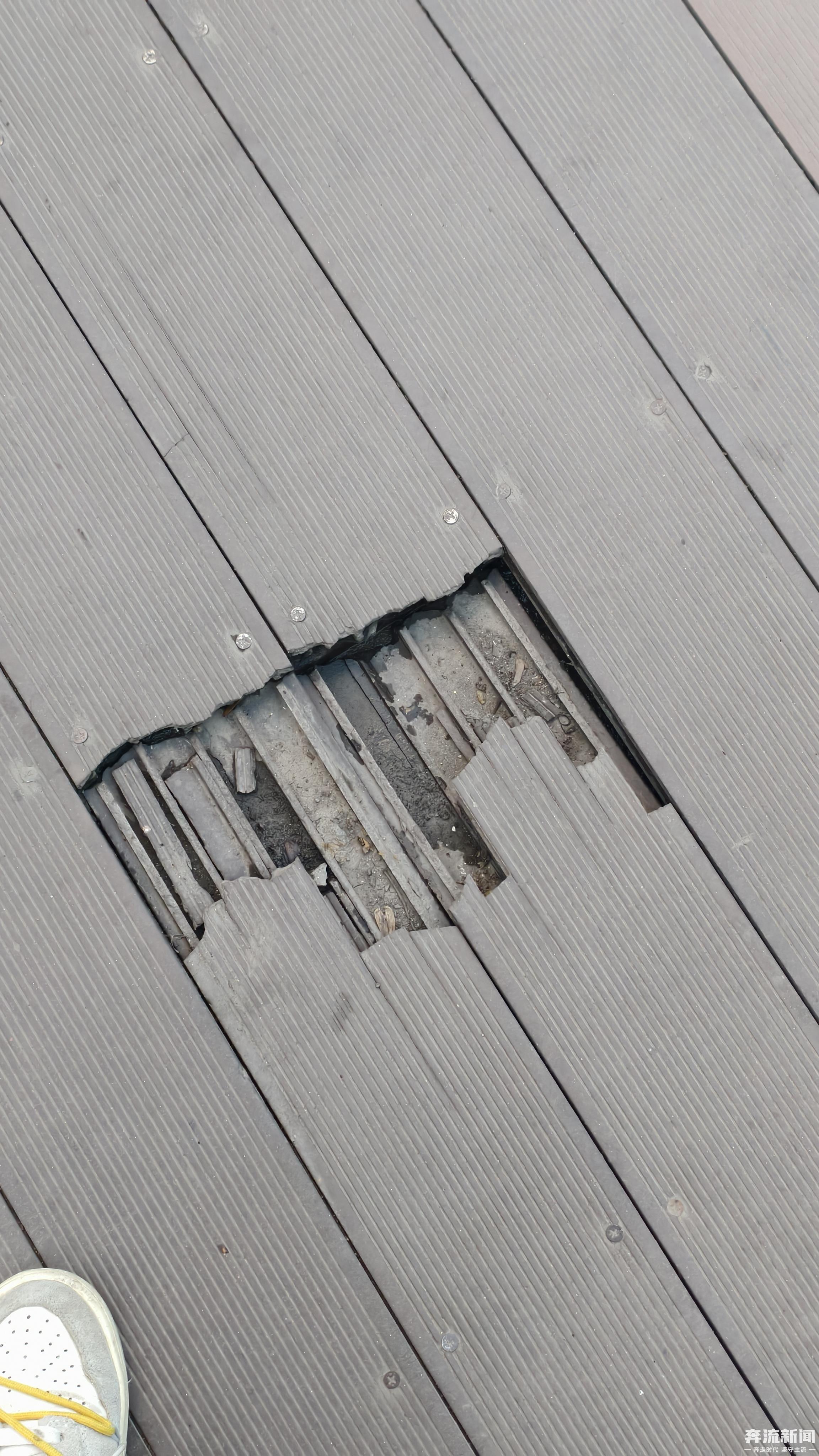 大厦外墙瓷砖脱落 学生行人通行存隐患