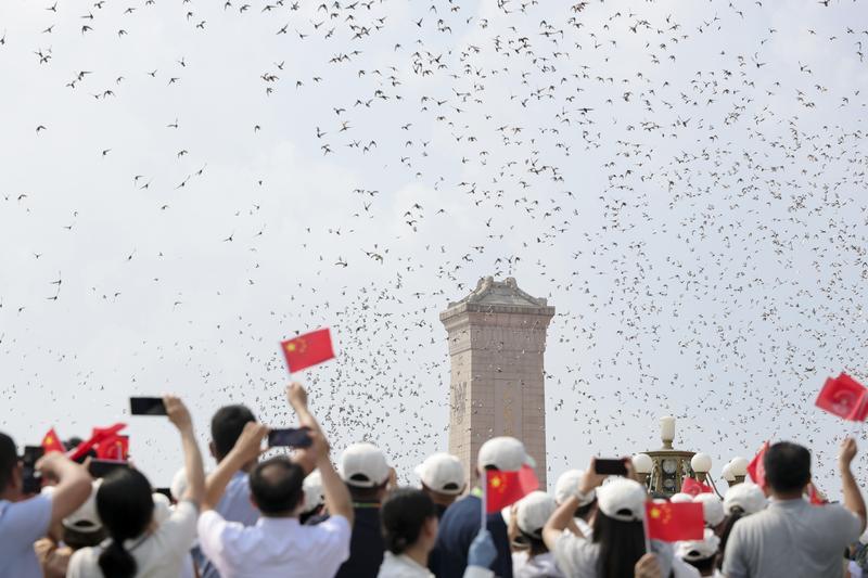 新华社照片，北京，2025年9月3日 9月3日，纪念中国人民抗日战争暨世界反法西斯战争胜利80周年大会在北京隆重举行。这是纪念大会现场放飞鸽子。 新华社记者 刘颖 摄