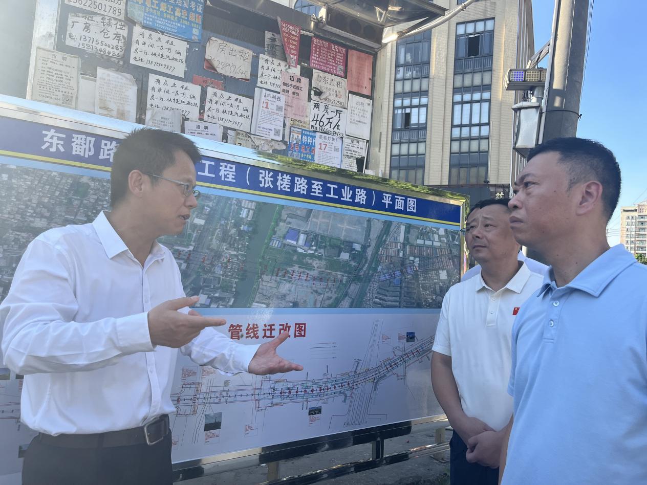 区长王勇带队现场协调东鄱路北延线工程征拆难题。
